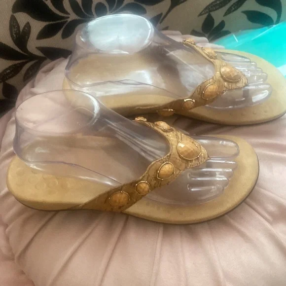 🎀 Gorgeous Vionic Tan Sandals jeweled 7 EUC Confortable. Podiatrist designed - Picture 2 of 7